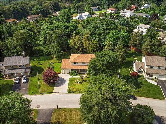 4th image of 12 Betsy Dr