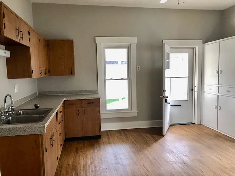 548 E Pearl St — Photo 13