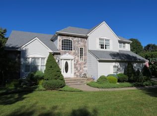 8 Magnolia Ct, Succasunna, NJ 07876