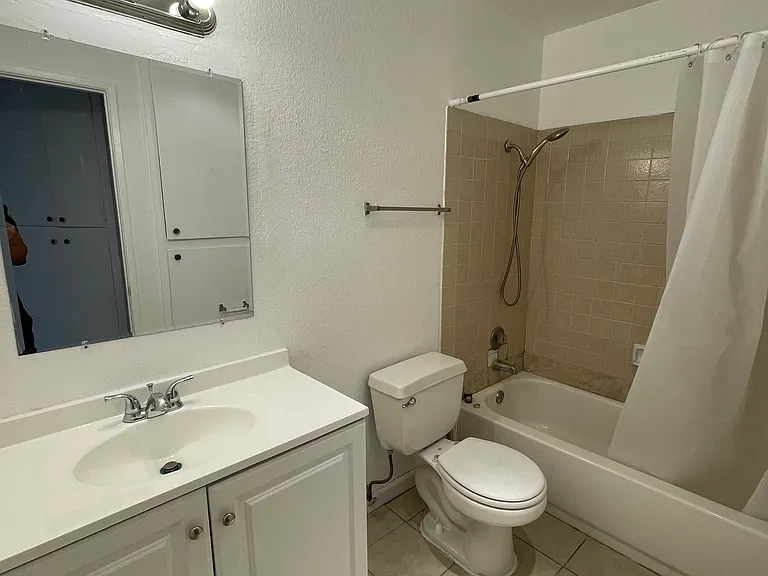 2004 D Ave #11 — Photo 6