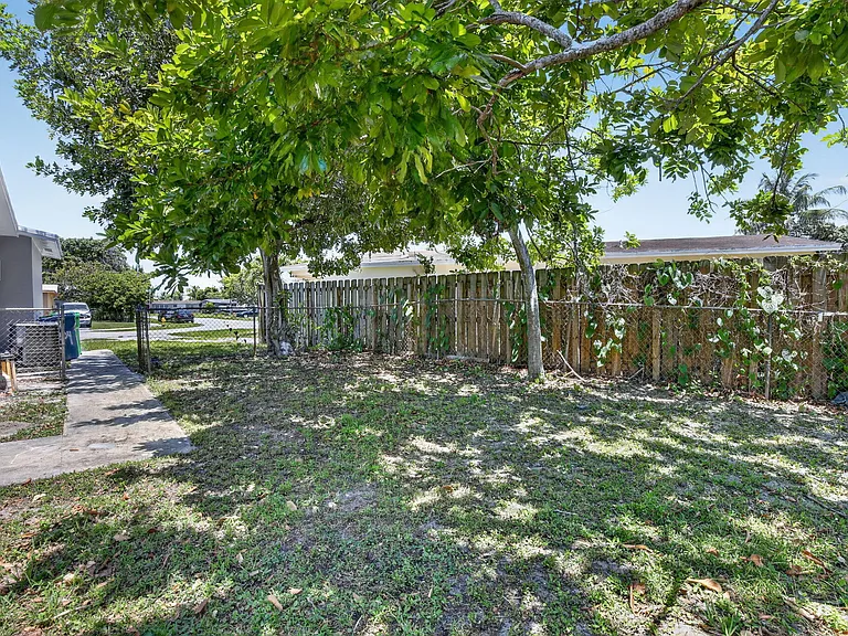 5804 NW 14th St — Photo 44