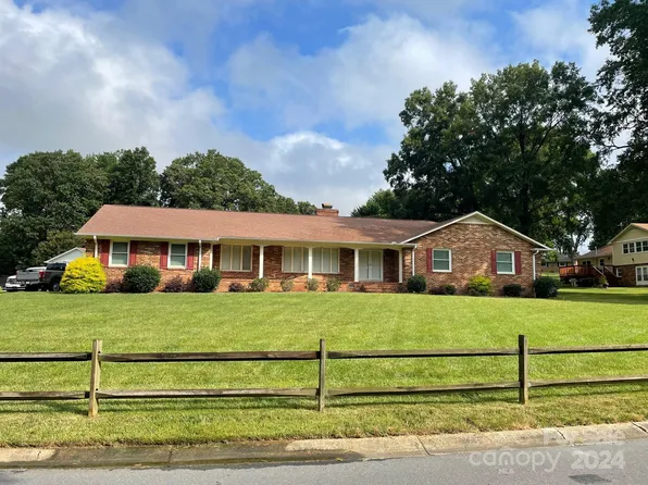 8415 Fallsdale Dr, Charlotte, NC 28214