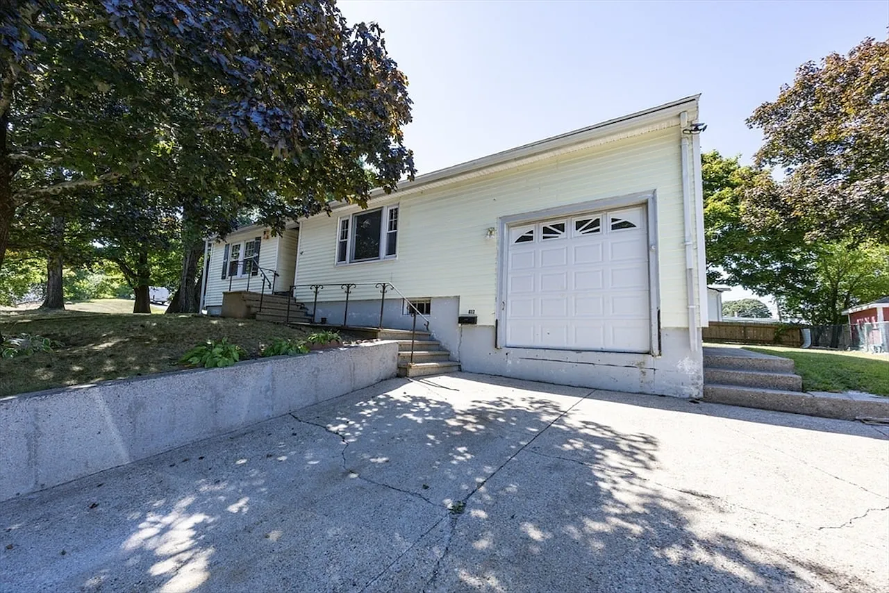 3 bed, 1093 sqft, $3,000 — Photo 1