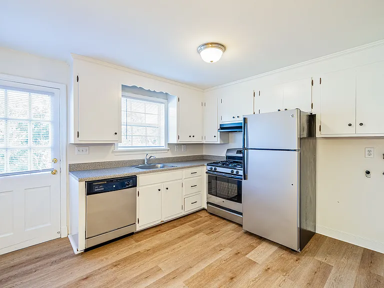 Meadowbrook Apartments — Photo 12