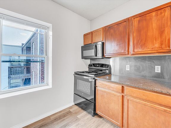 5th image of 2567 Douglas St APT 3