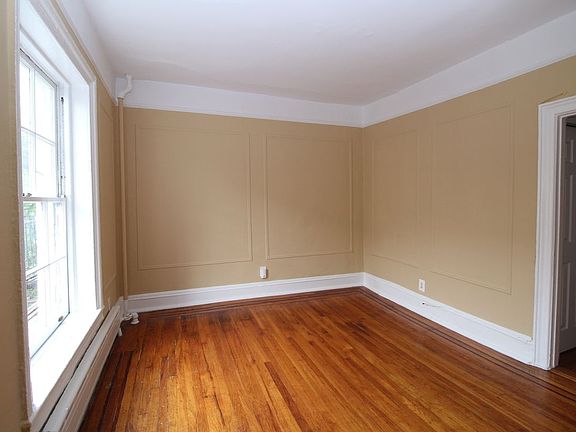 3rd image of 40 1/2 Saint Marks Pl APT 3