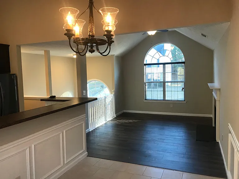 655 Escalade Dr — Photo 3