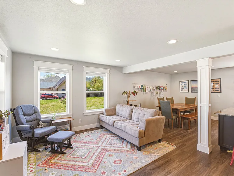 317 Meadow Dr — Photo 3