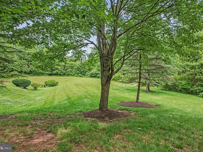 133 Vernon Ct — Photo 11