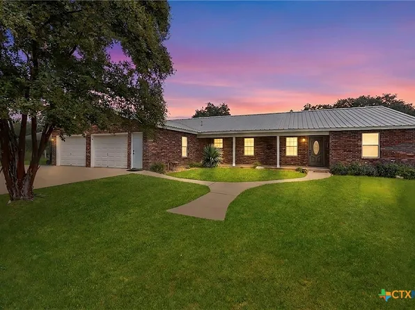 172 Meadow Lake Dr, Seguin, TX 78155