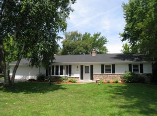 10594 Crestview Dr, Cedarburg, WI 53012