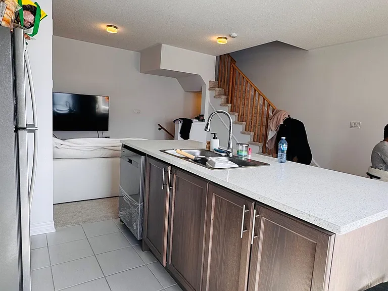 2037 Cameron Lott Cres — Photo 10