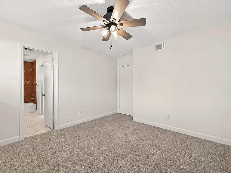 10602 Longmont Dr — Photo 32