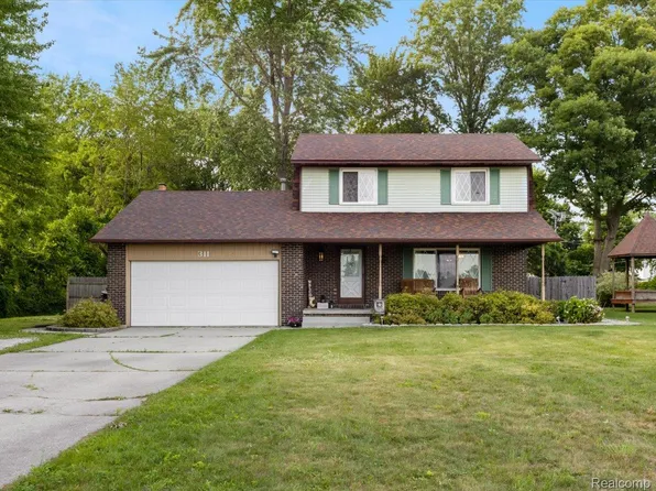 311 Collard Dr, Marysville, MI 48040