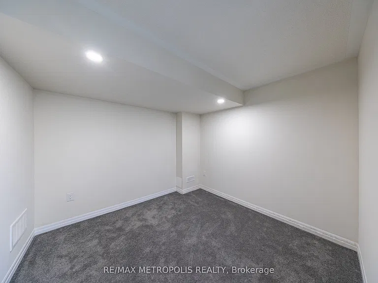 39 Northrop Ave — Photo 26