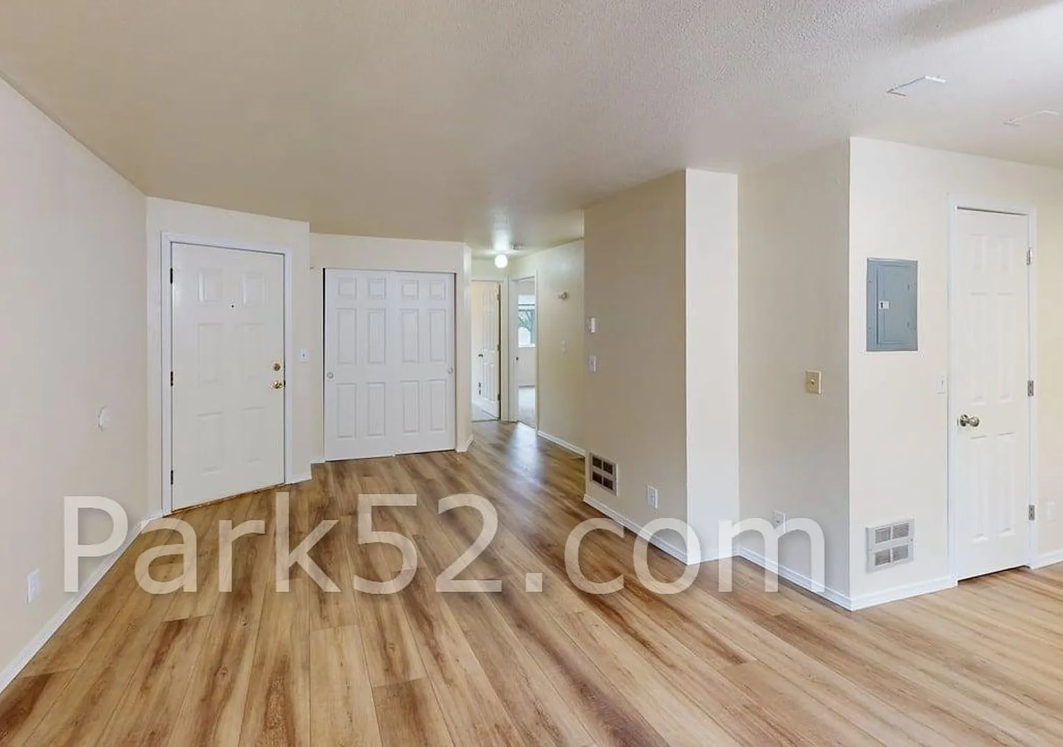 Renovated Ground-Floor 2 Bed, 1 Bath Apartment — Photo 3