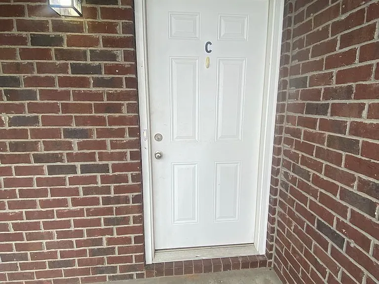 736 Village Creek Dr — Photo 2