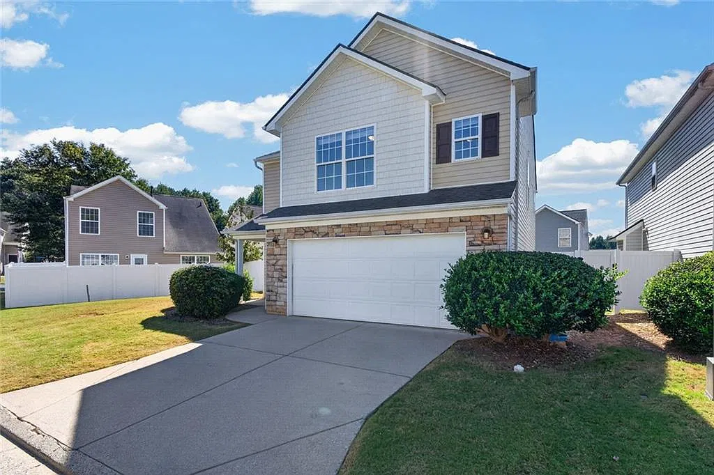 3 bed, 2.5 bath, 2069 sqft, $1,975 — Photo 2