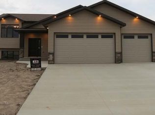 1800 Amber Pl, Mandan, ND 58554