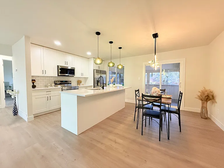 4770 Newton Dr — Photo 7