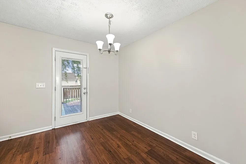 3 bed, 2.0 bath, 1302 sqft, $2,130 — Photo 4