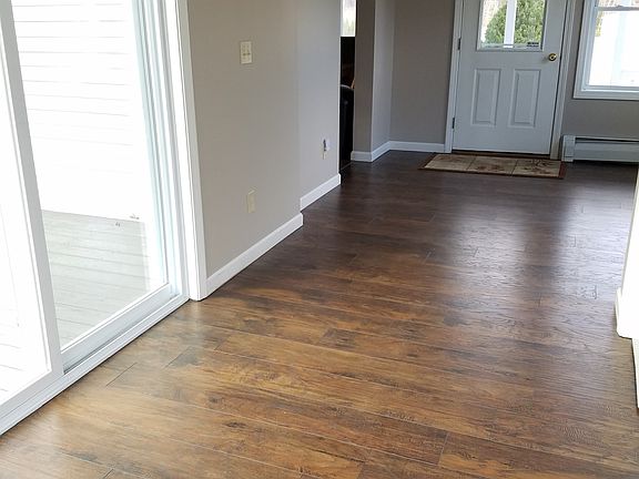 Entryway with deck acces