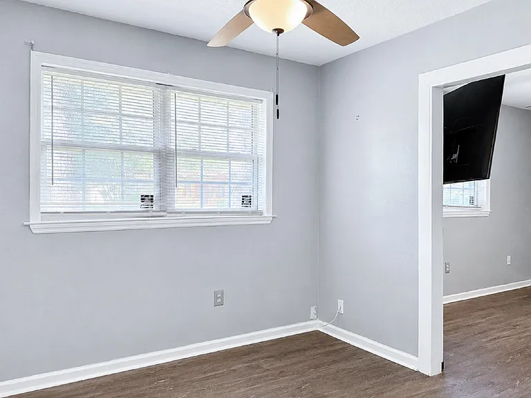 1621 Cloverdale Dr — Photo 10