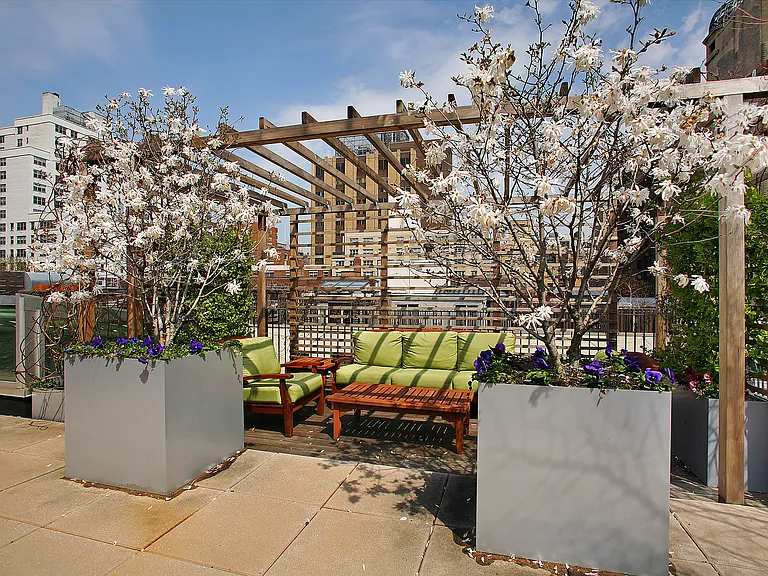 233 E 17th St #Penthouse 3 — Photo 1