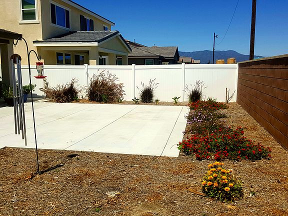 Huge backyard for family &