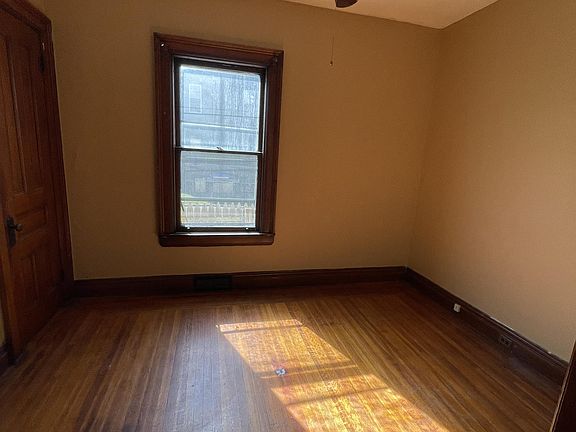 5th image of 404 W Utica St #1