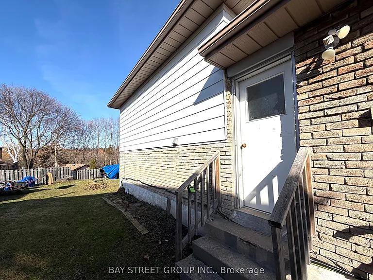 445 Harcourt Dr — Photo 1