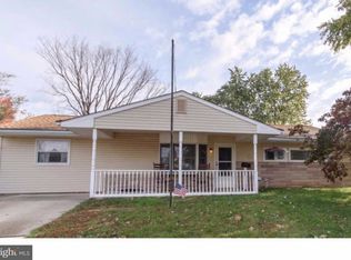 283 Pinewood Dr, Levittown, PA 19054