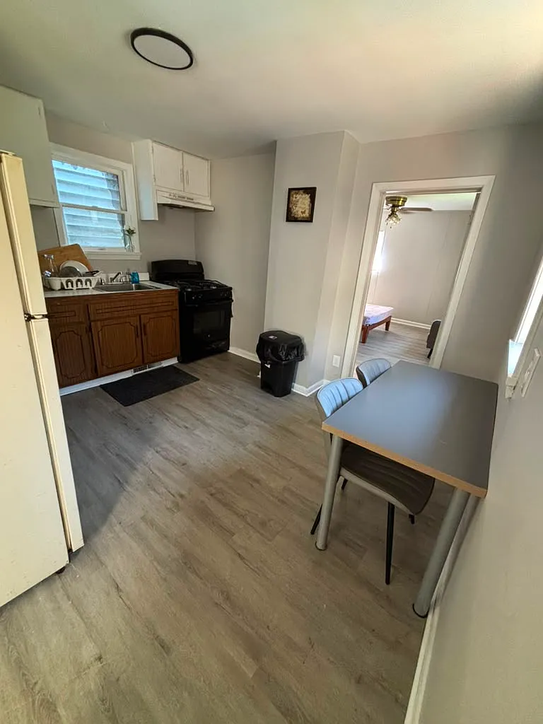 1 bed, 300 sqft, $1,190 — Photo 3