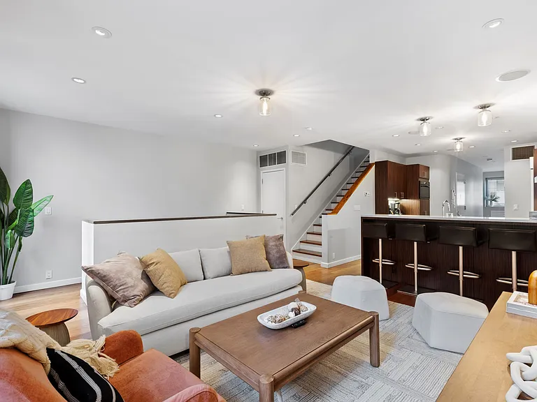 459 W 44th St #A — Photo 10