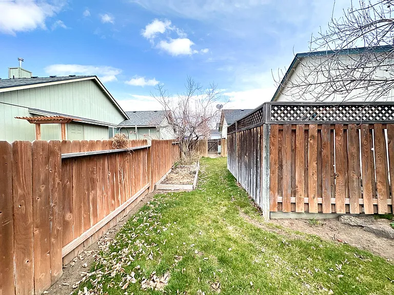 940 NW Oak Ln — Photo 19