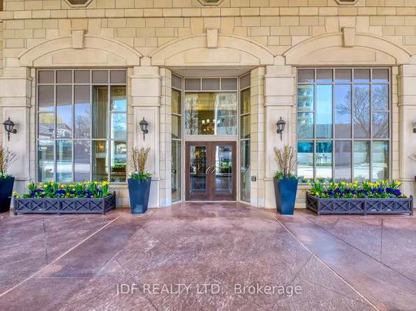 111 Forsythe St #402, Oakville, ON L6K 3J9