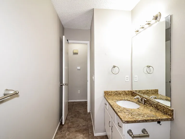 1905 Oakhurst Ave — Photo 14
