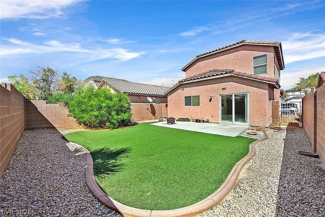 3 bed, 2.5 bath, 1674 sqft, $1,995 — Photo 1