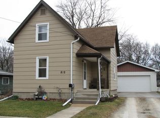 812 4th St NE, Independence, IA