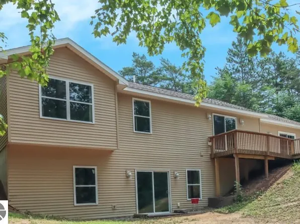 6932 Jackson Pine Dr, Kingsley, MI 49649