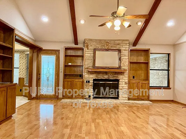 201 Oakwood Dr — Photo 3