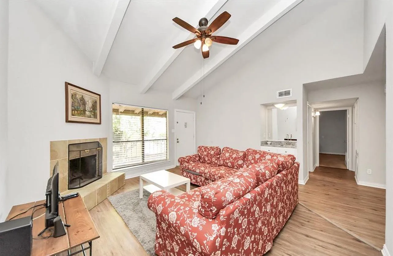 2 bed, 1.0 bath, 909 sqft, $1,400 — Photo 4