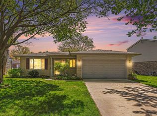 39714 Timberlane Dr, Sterling Heights, MI 48310