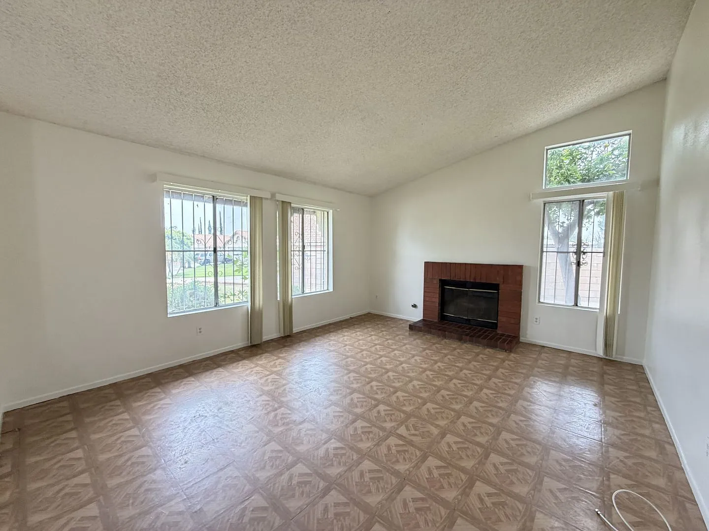 Available Now Spacious 5 Bedroom in Bloomington — Photo 3