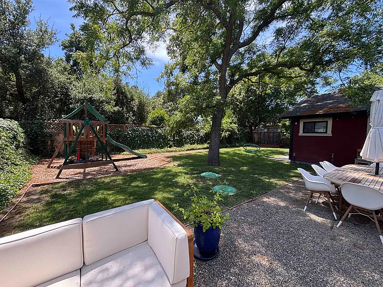 193 Alderwood Rd — Photo 15
