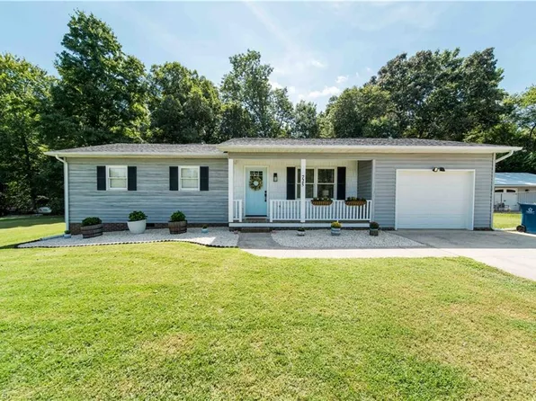 725 Beech St, Yadkinville, NC 27055