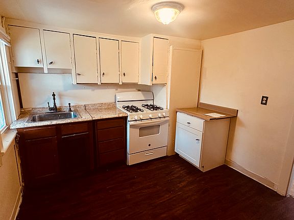 3rd image of 1614 Railroad St #1