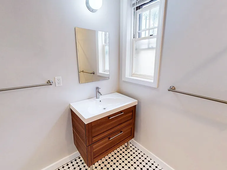 542 Chapel St #5 — Photo 9