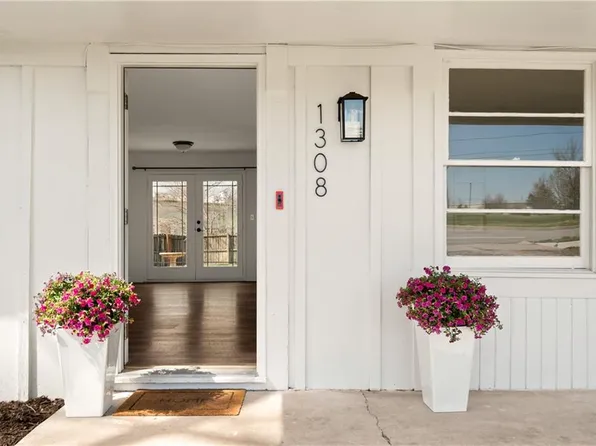 1308 E Kansas City Rd, Olathe, KS 66061