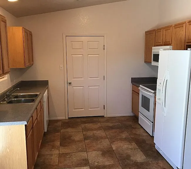 10417 S Tornado Ave — Photo 3